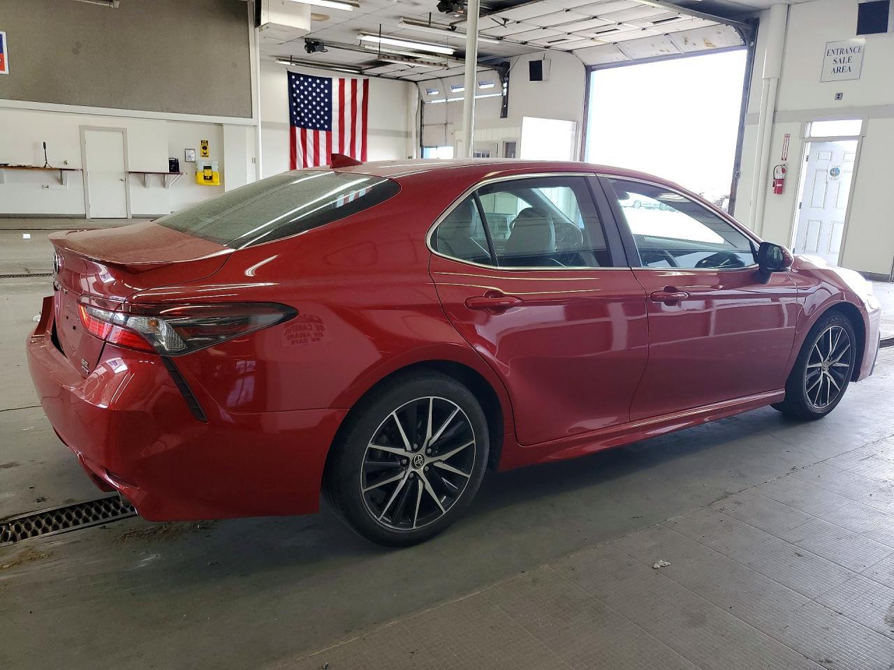 2021 Toyota Camry Se - Фото 3