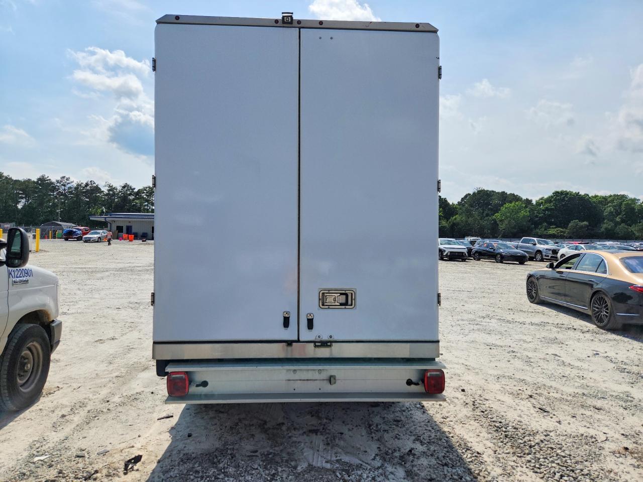 2023 Ford E350 Refrigerated Box Truck - Фото 6