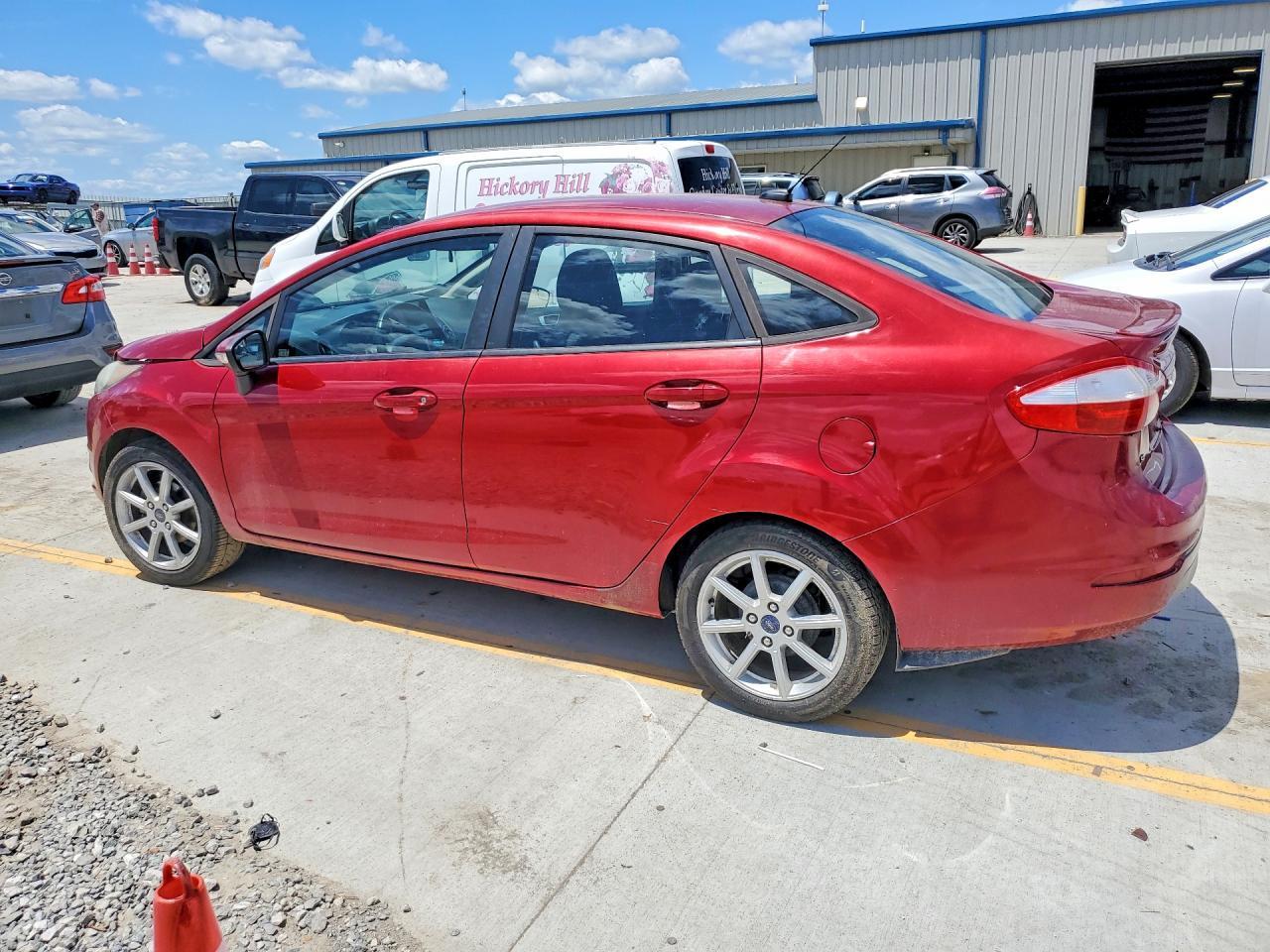 2015 Ford Fiesta Se - Фото 2