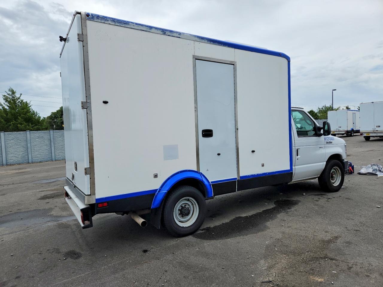 2023 Ford E350 Refrigerated Box Truck - Фото 3