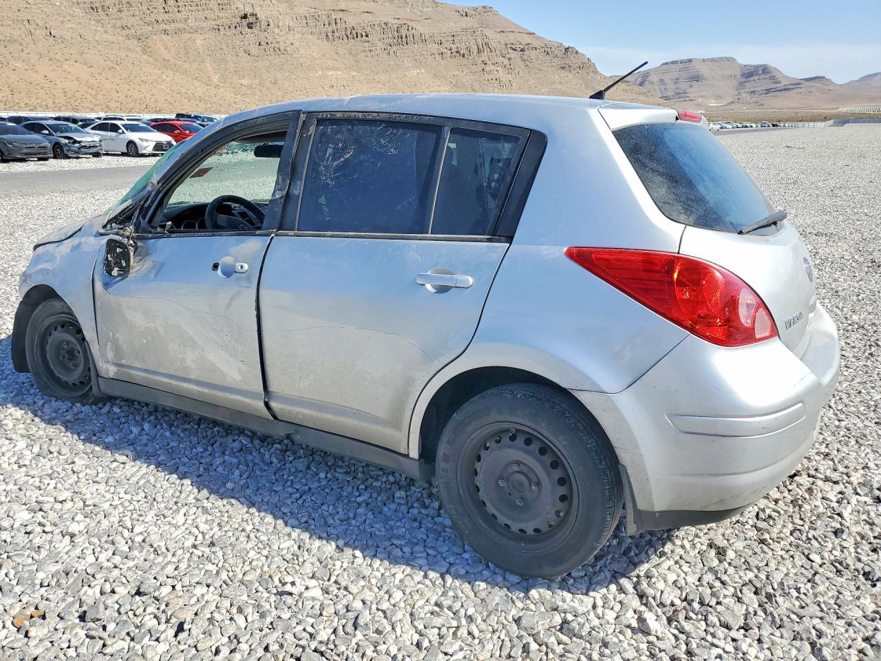 2011 Nissan Versa 1.8 S - Фото 2