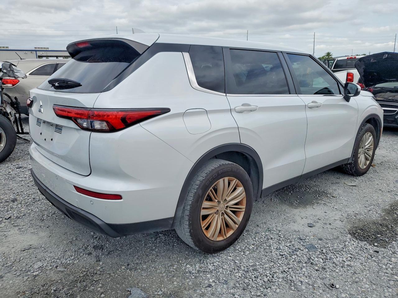 2024 Mitsubishi Outlander Es - Image 3