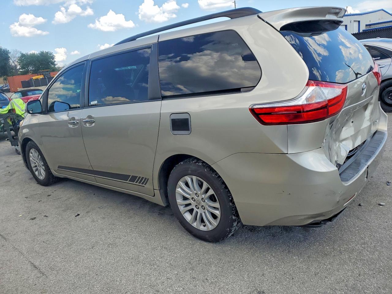 2015 Toyota Sienna Xle 8-Passenger - Image 2