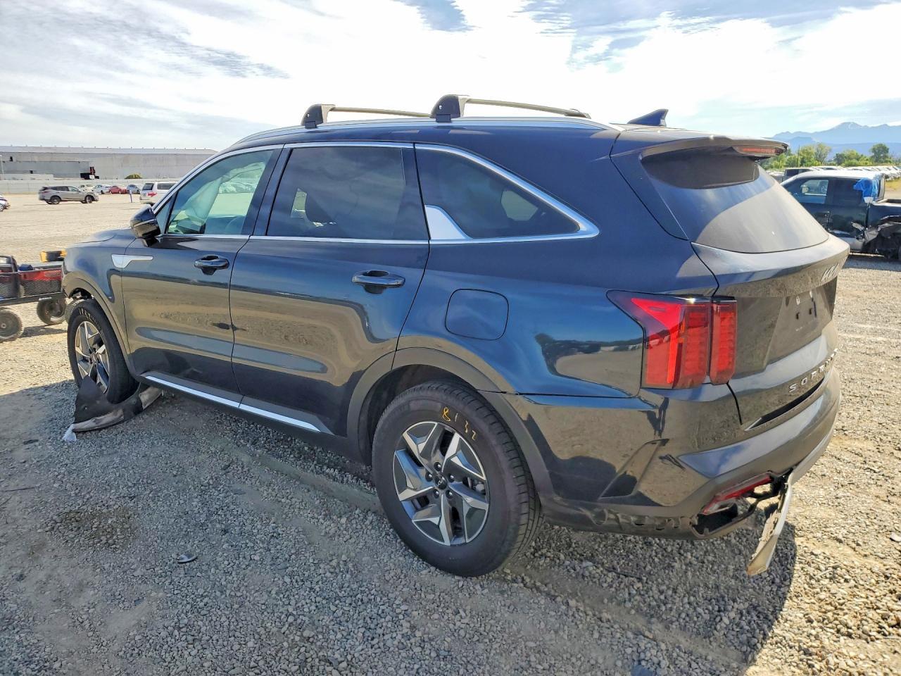 2022 Kia Sorento S - Фото 2