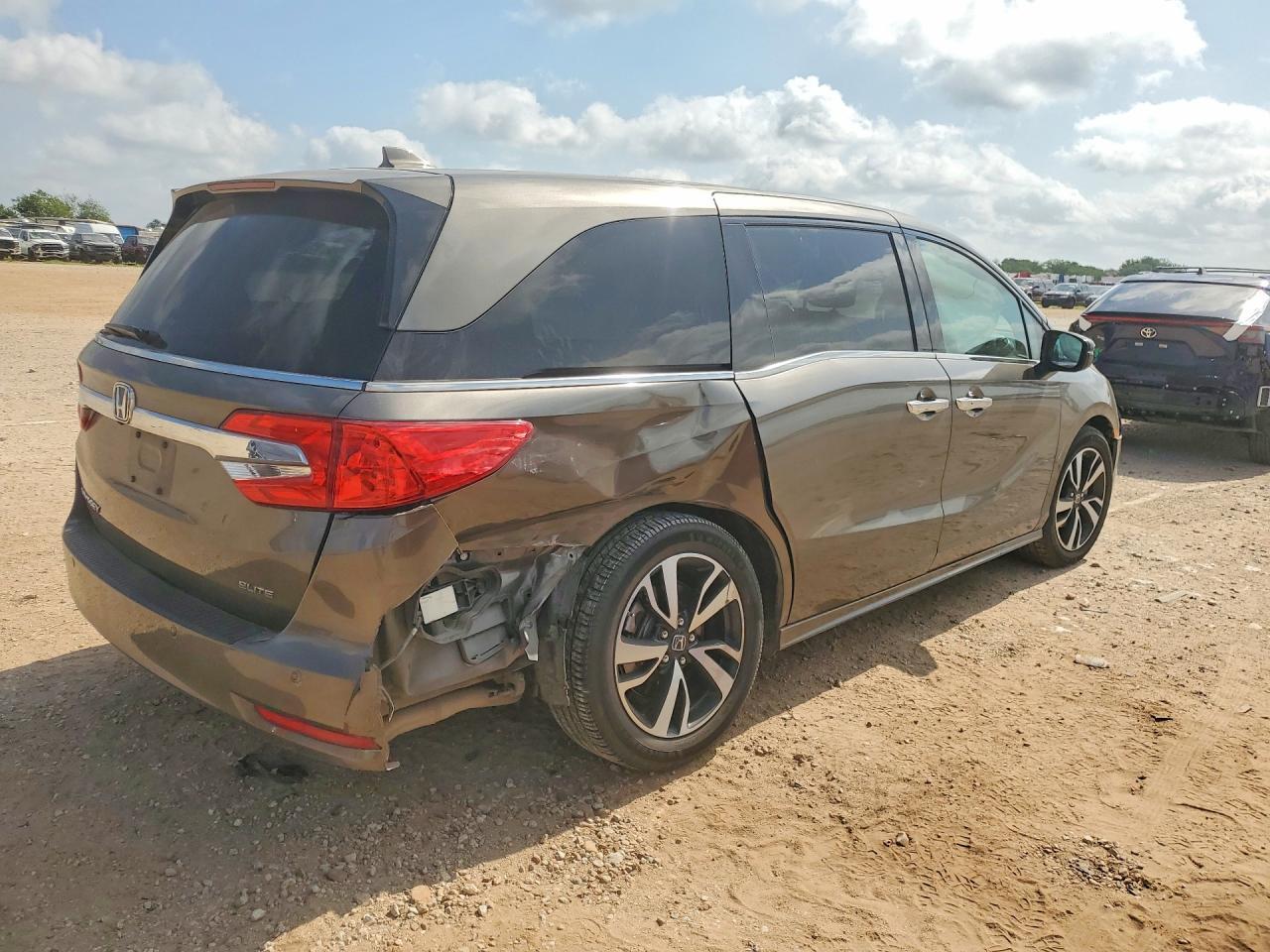 2018 Honda Odyssey Elite - Фото 3