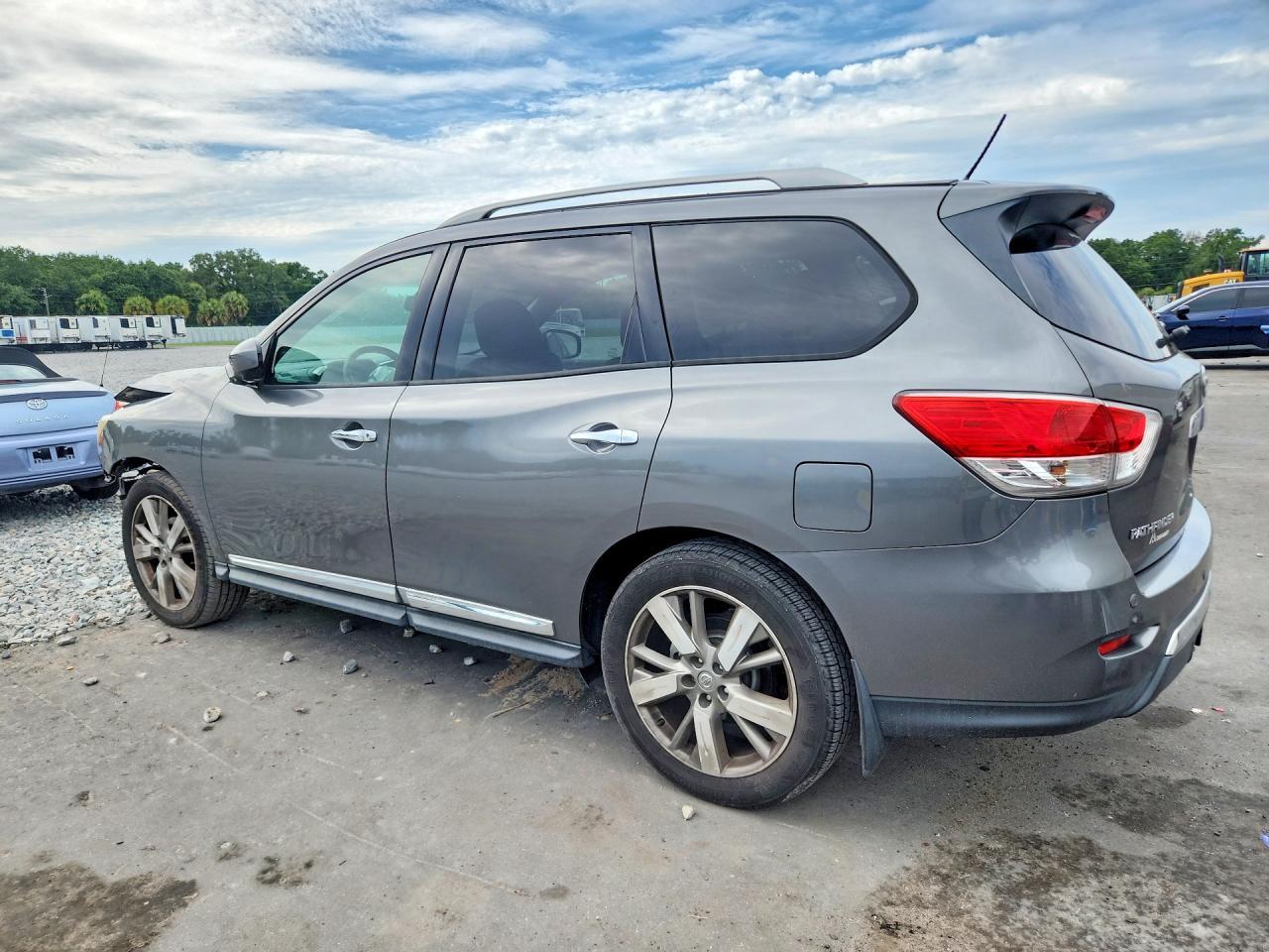 2015 Nissan Pathfinder S - Image 2