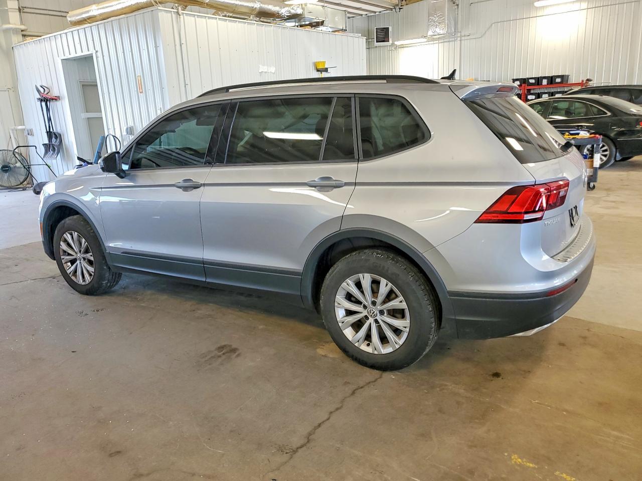 2020 Volkswagen Tiguan S - Фото 2