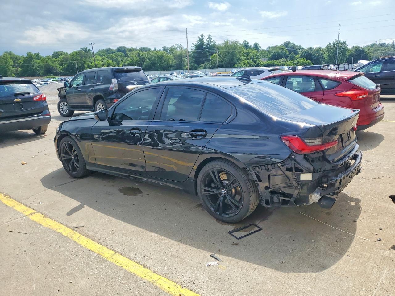 2021 BMW 330Xi - Фото 2