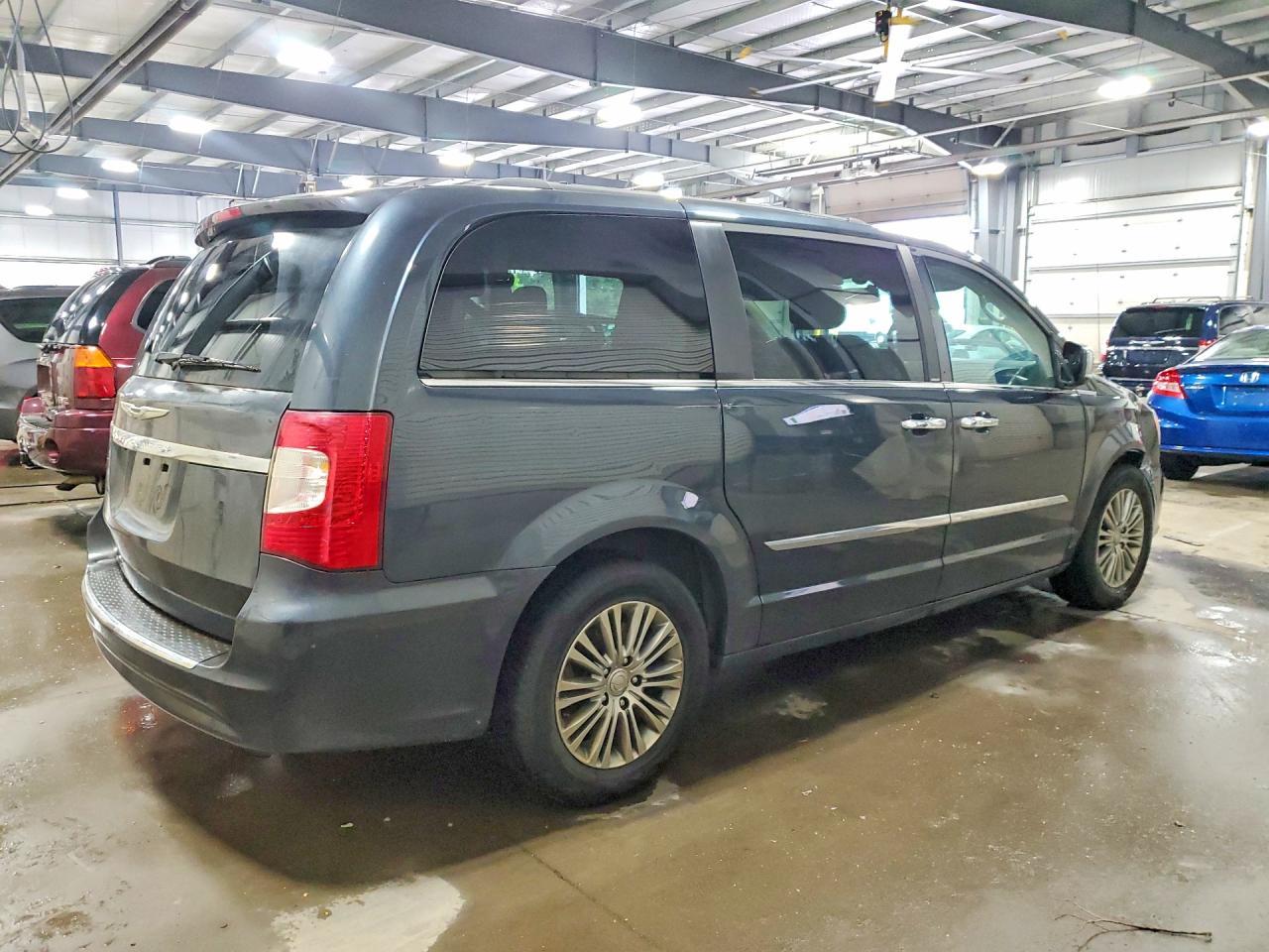 2014 Chrysler Town & Country Touring L - Image 3