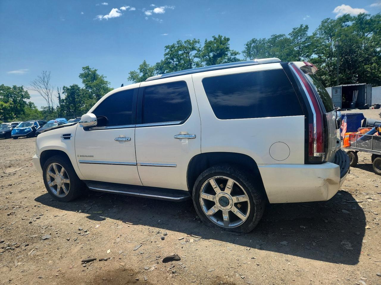 2008 Cadillac Escalade Luxury - Image 2