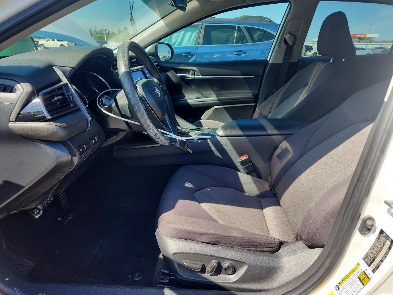 2020 Toyota Camry Le - Фото 7