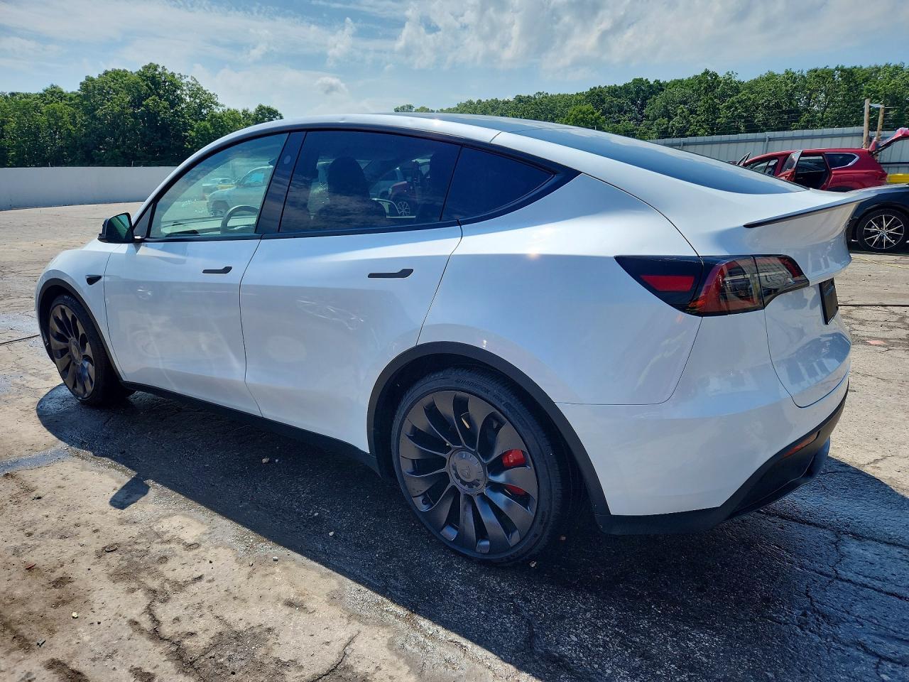 2025 Tesla Model Y - Фото 2