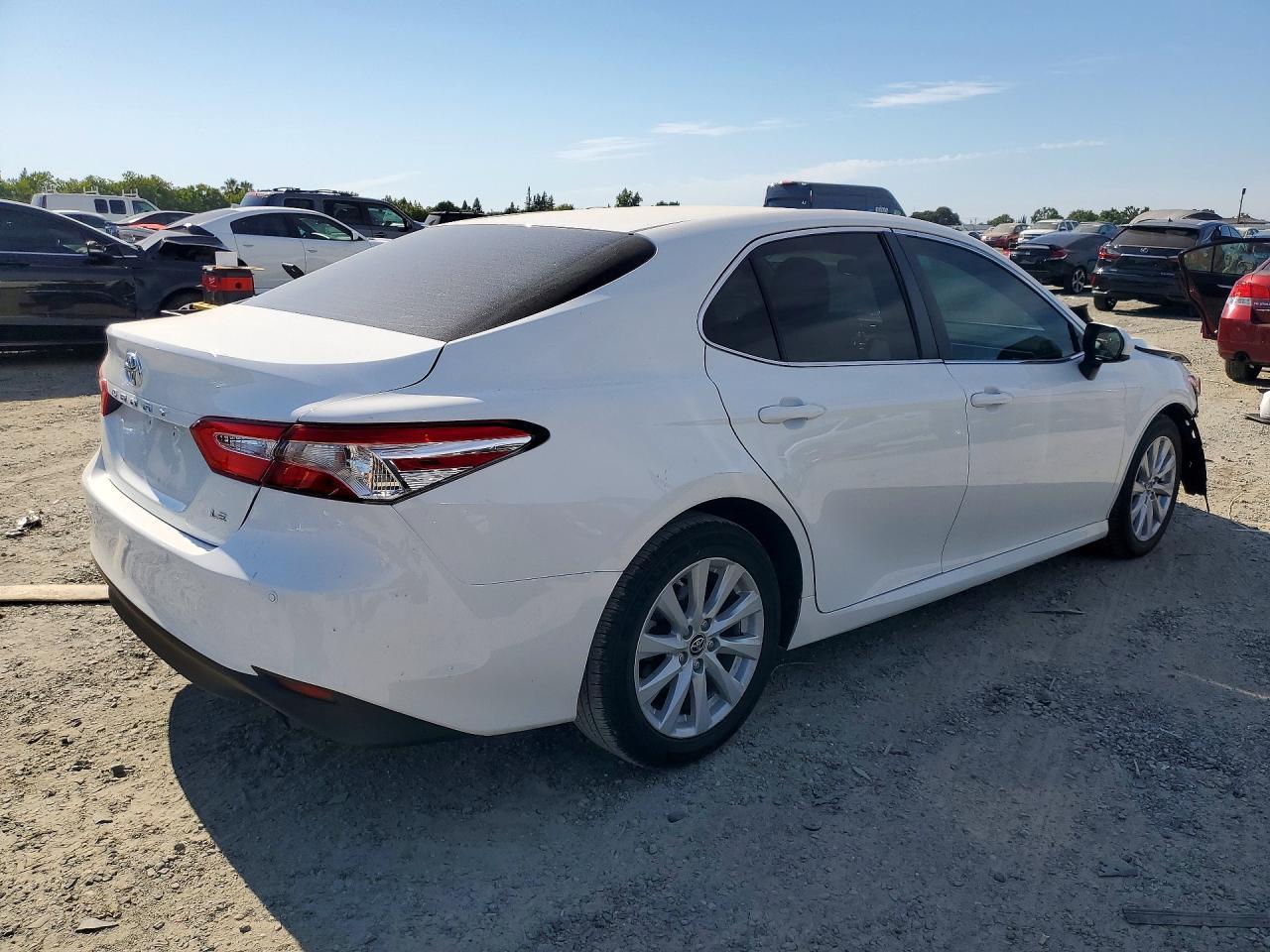 2018 Toyota Camry Le - Image 3
