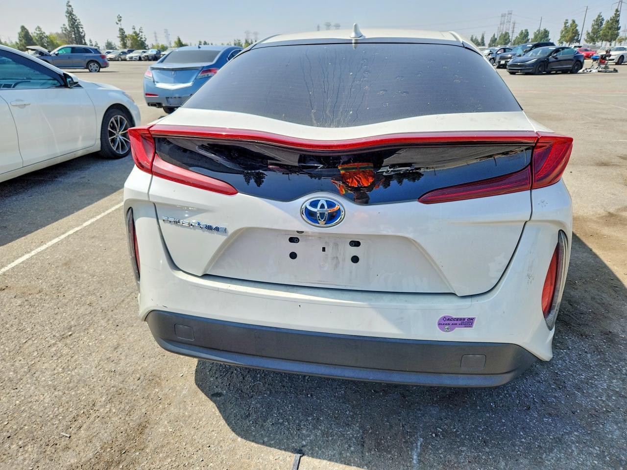 2018 Toyota Prius Prime Premium - Image 6