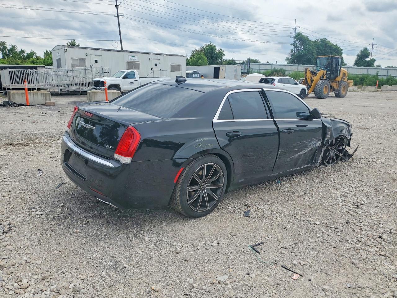 2017 Chrysler 300 Limited - Фото 3