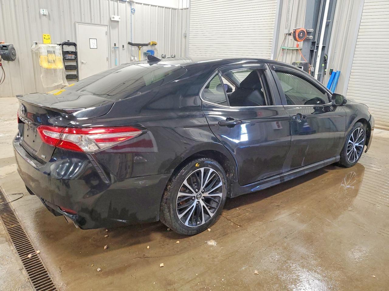 2019 Toyota Camry Se - Фото 3