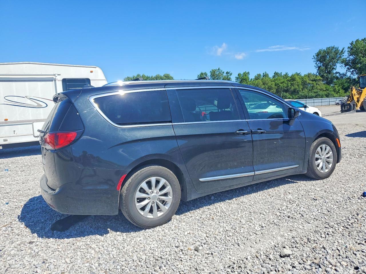 2018 Chrysler Pacifica Touring L Plus - Фото 3