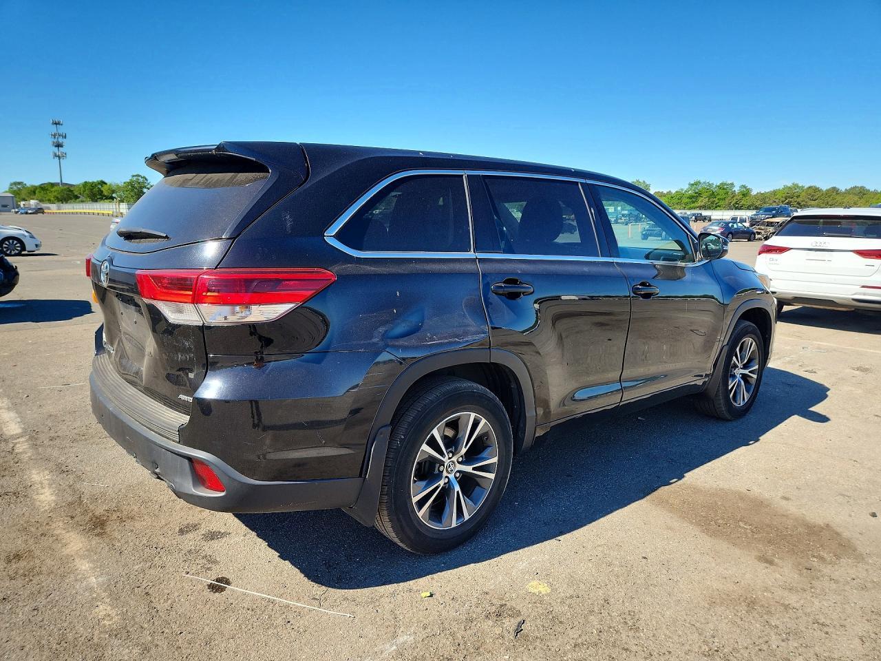2017 Toyota Highlander Le - Image 3