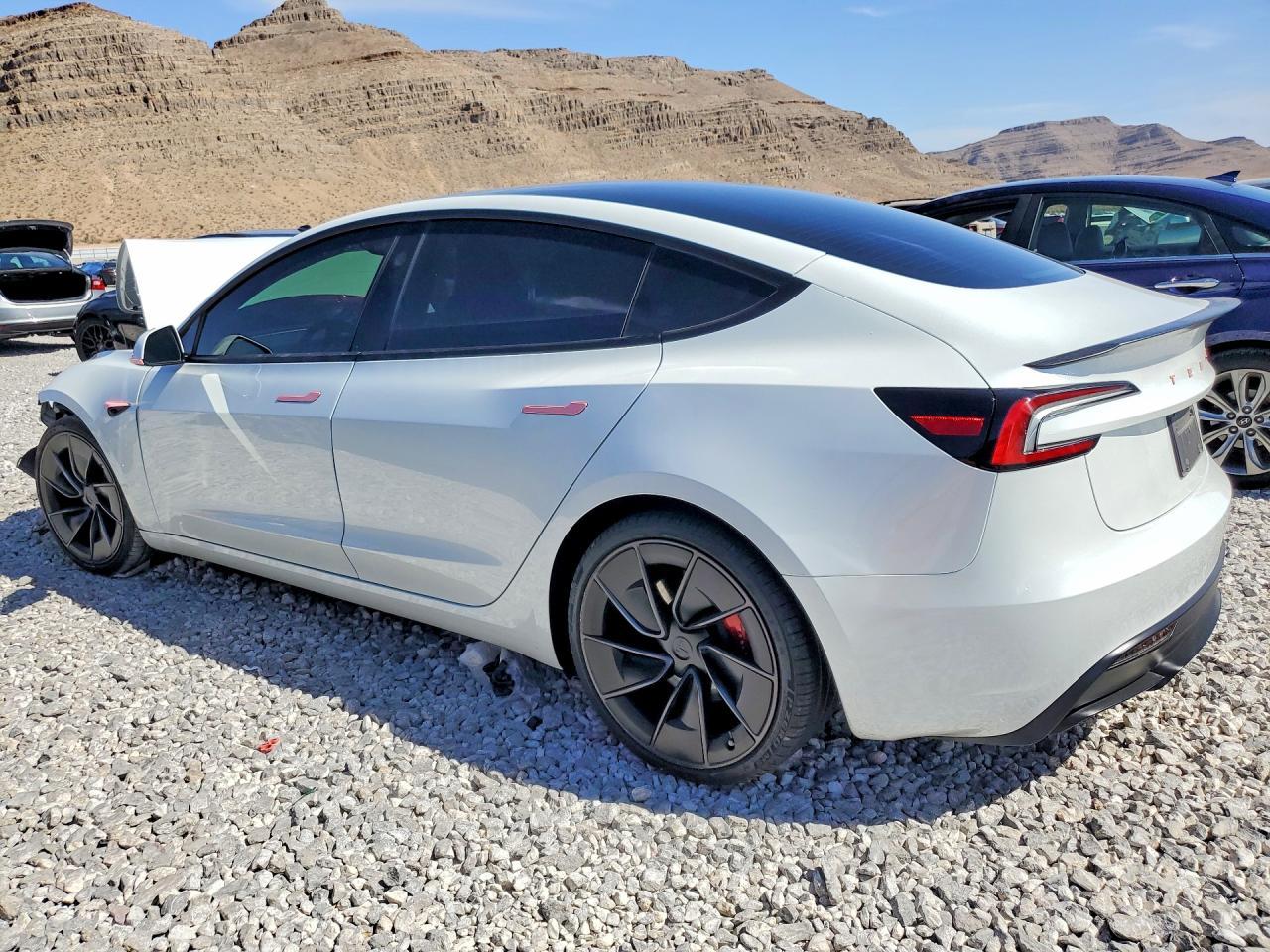2025 Tesla Model 3 - Фото 2
