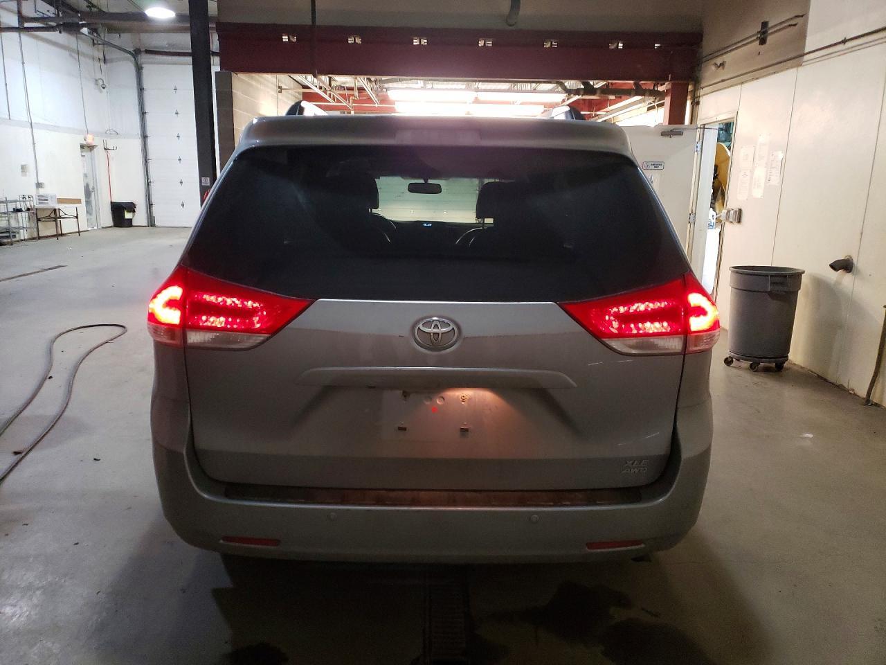 2014 Toyota Sienna Xle 7-Passenger - Фото 6