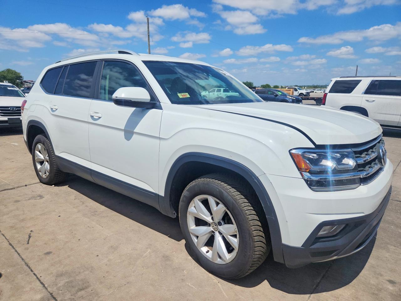 2022 Volkswagen Atlas Cross Sport Sel R-Line - Image 4