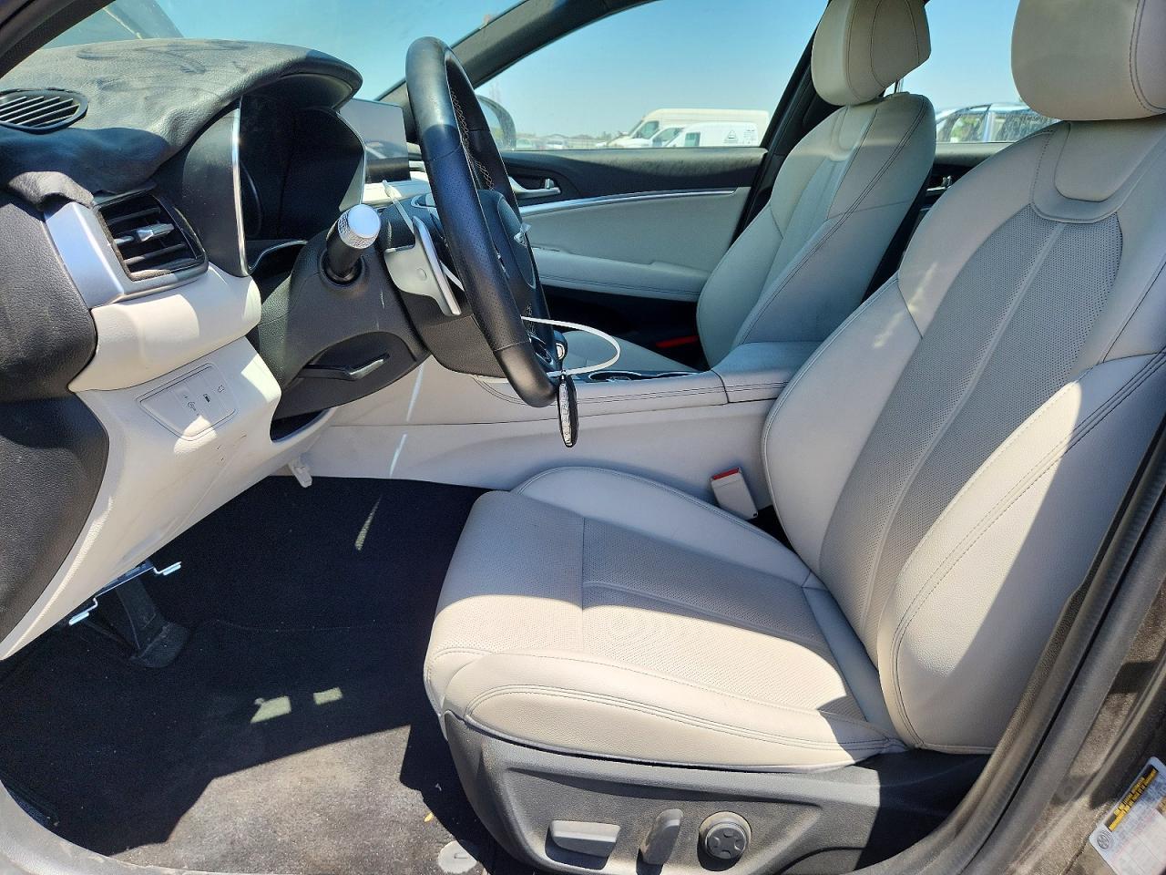 2025 Genesis G70 2.5T Standard - Image 7