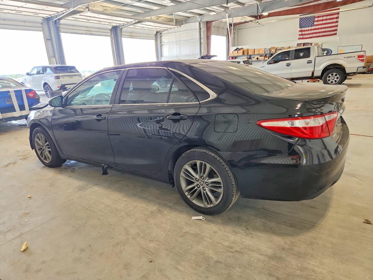 2015 Toyota Camry - Фото 2
