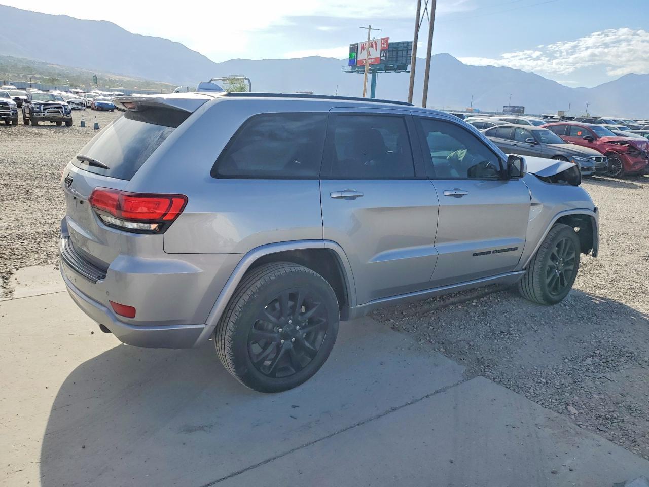 2018 Jeep Grand Cherokee Laredo - Image 3