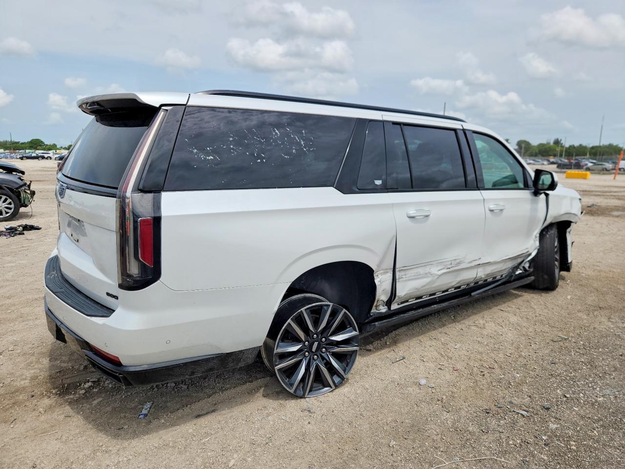 2021 Cadillac Escalade Esv Sport Platinum - Image 3