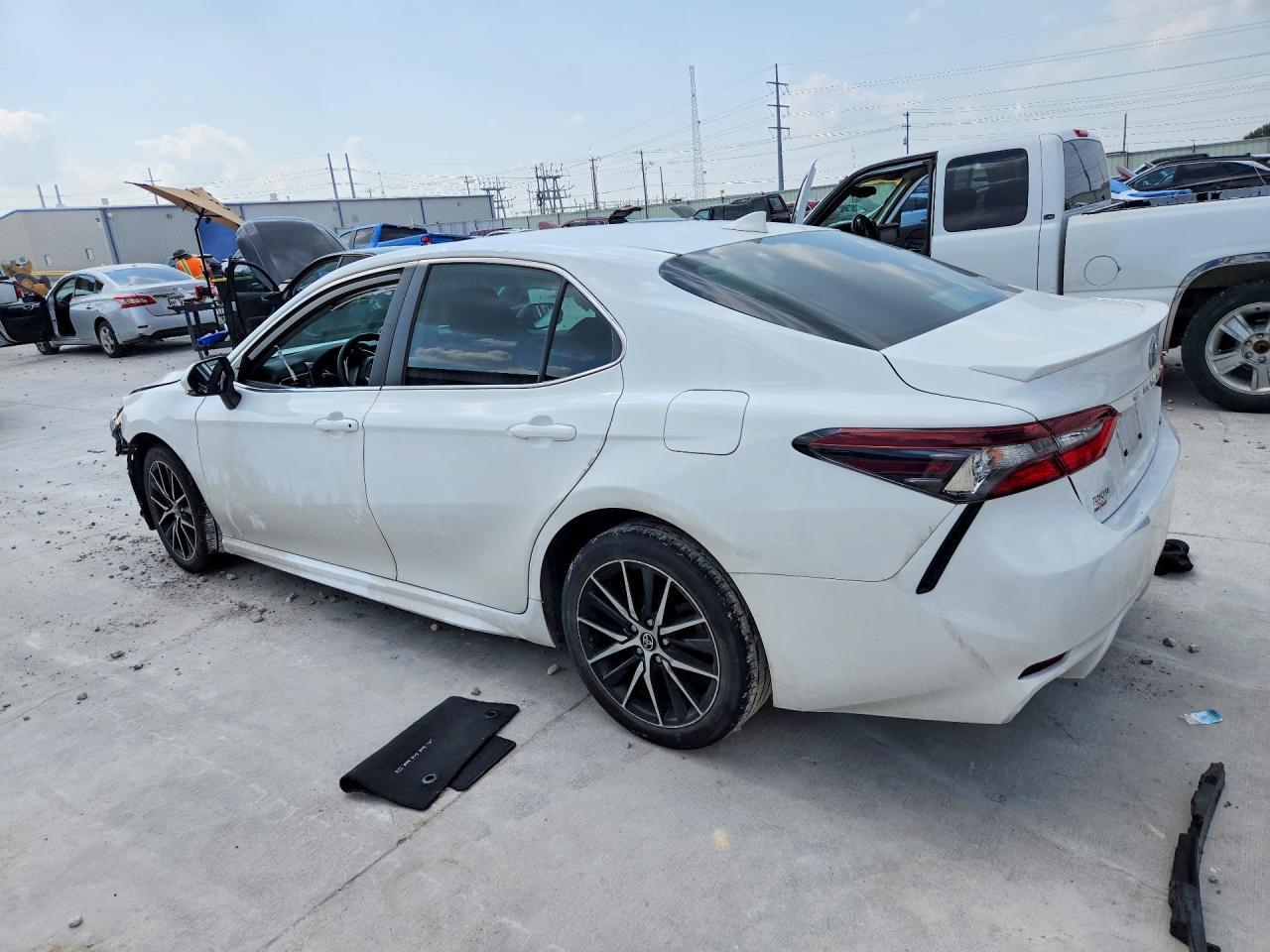 2024 Toyota Camry Se - Image 2