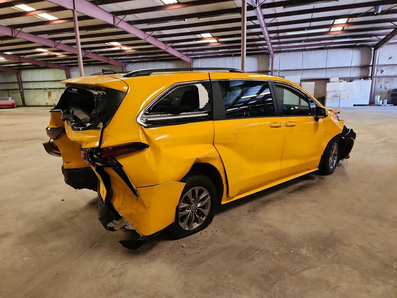 2025 Toyota Sienna Le - Image 3