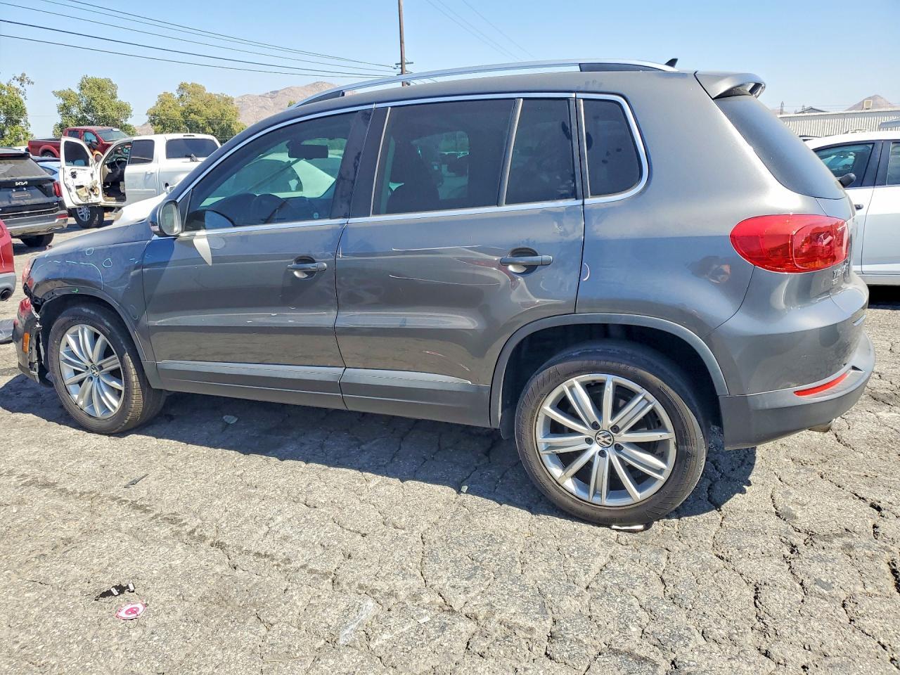 2016 Volkswagen Tiguan S - Фото 2