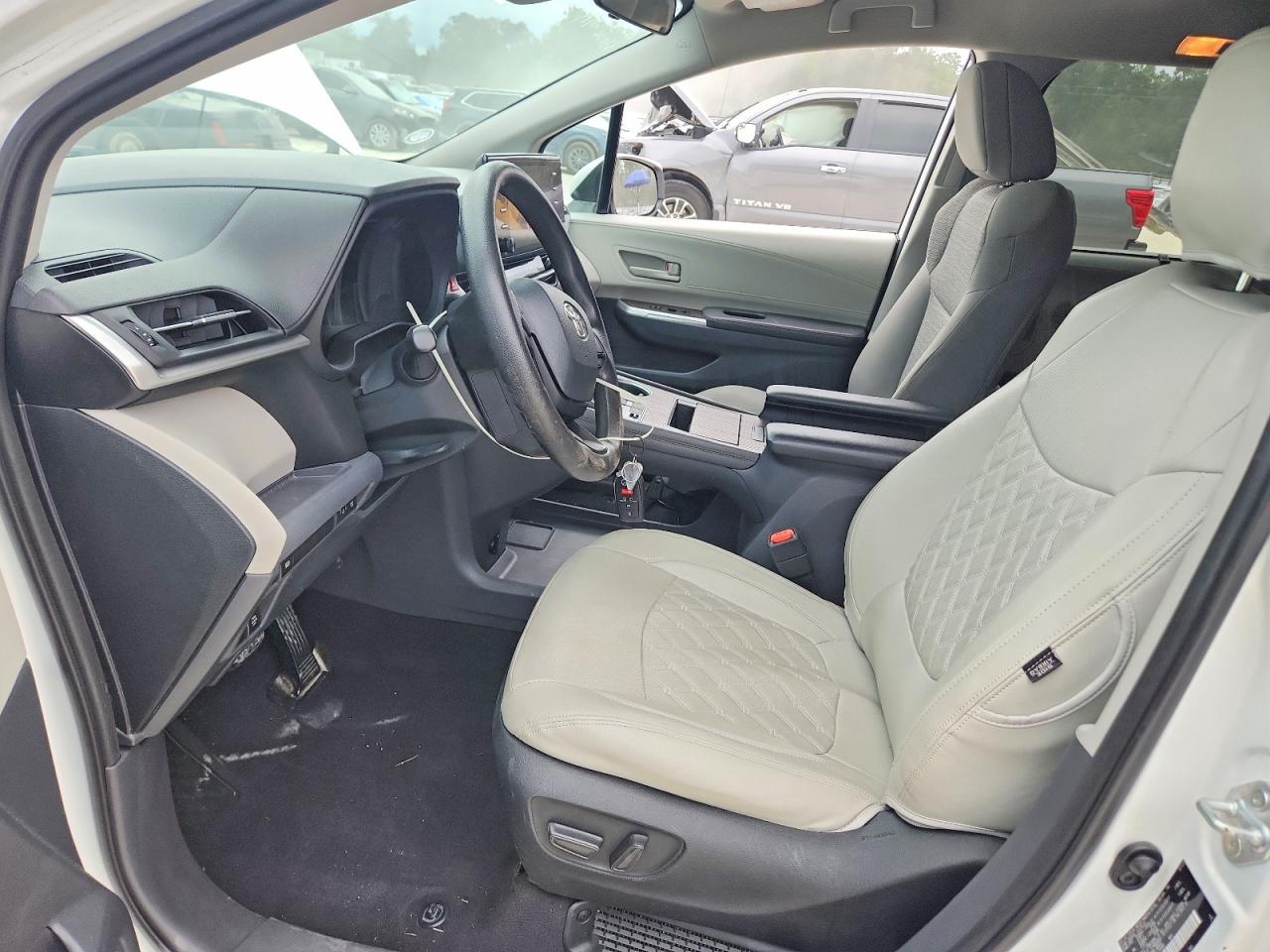 2022 Toyota Sienna Le - Image 7