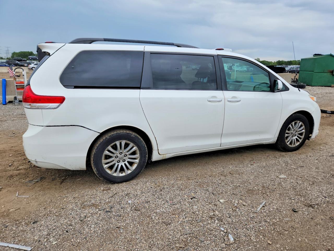 2013 Toyota Sienna Xle 8-Passenger - Фото 3