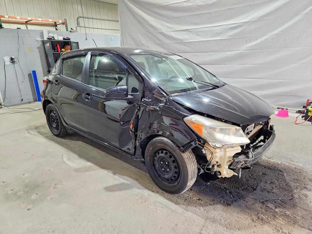 2012 Toyota Yaris 5-Door Le - Фото 4