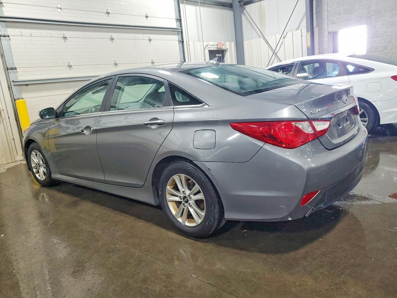 2014 Hyundai Sonata Gls - Image 2