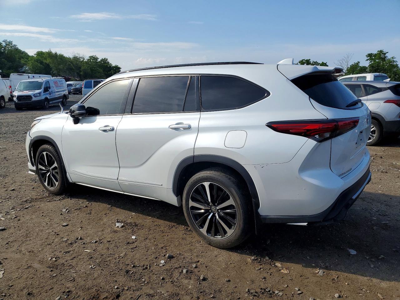 2022 Toyota Highlander Sport - Фото 2