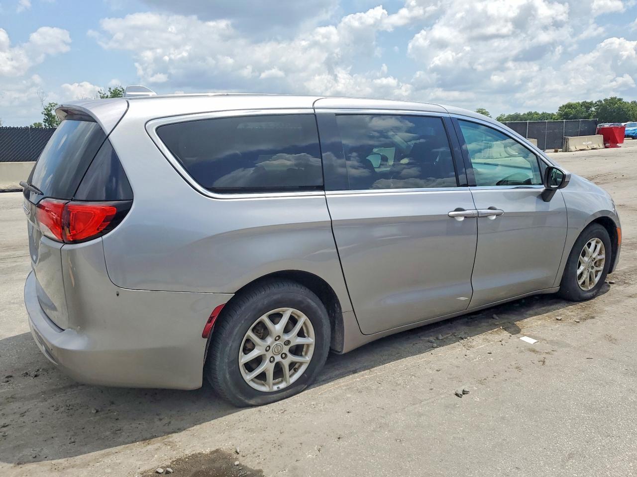 2017 Chrysler Pacifica Lx - Image 3