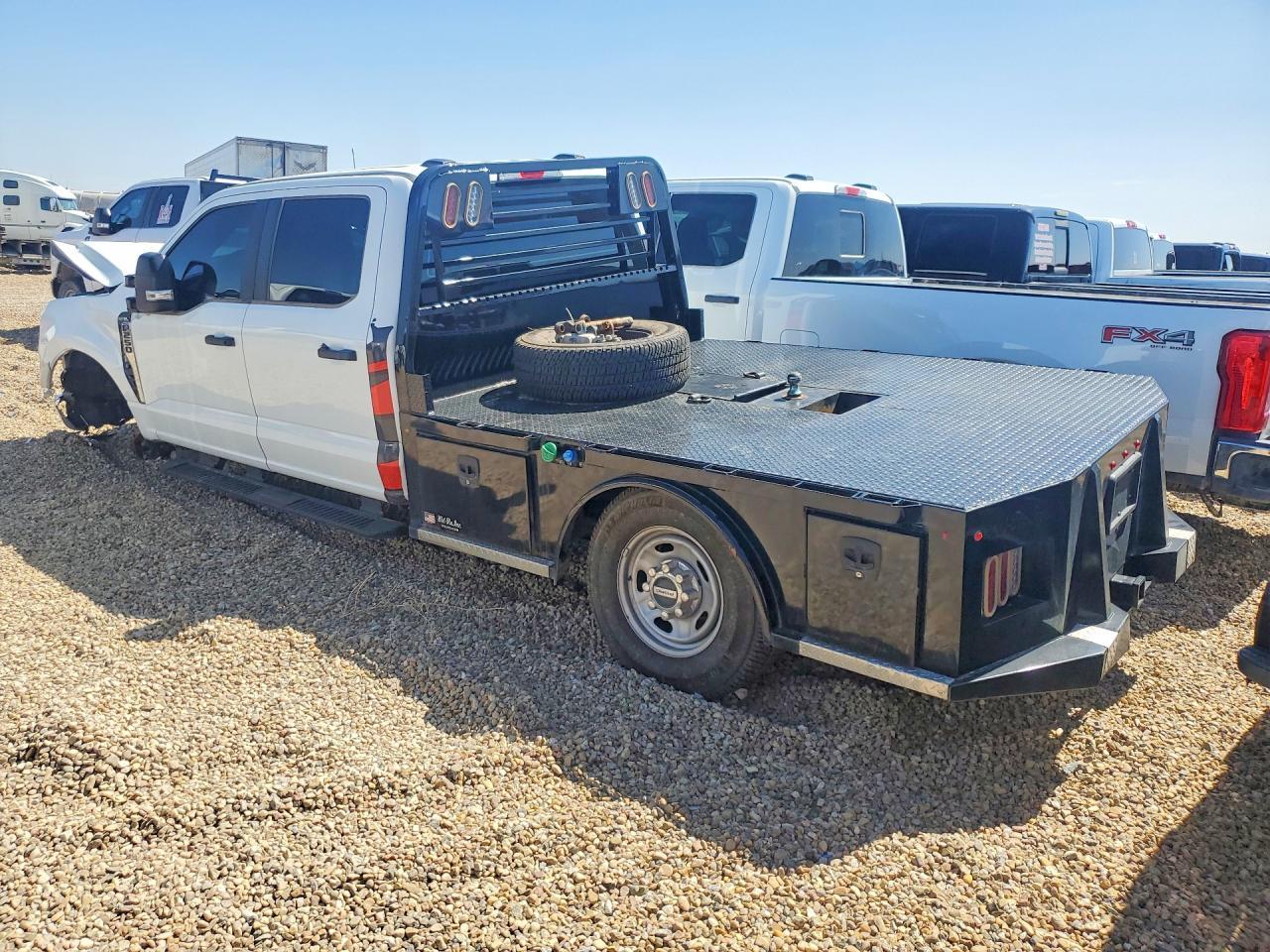 2025 Ford F250 Super Duty Flatbed Truck - Фото 2
