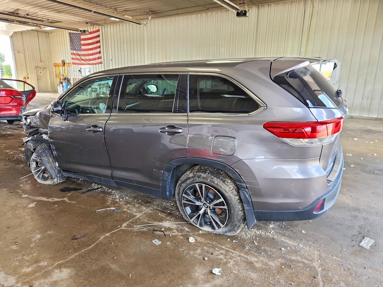 2019 Toyota Highlander Le - Фото 2