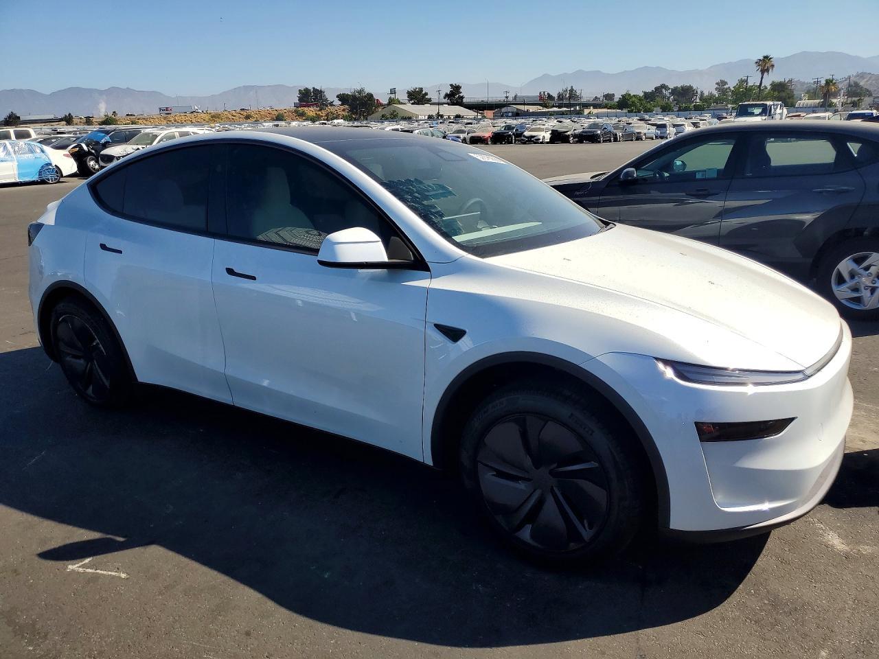 2026 Tesla Model Y - Фото 4