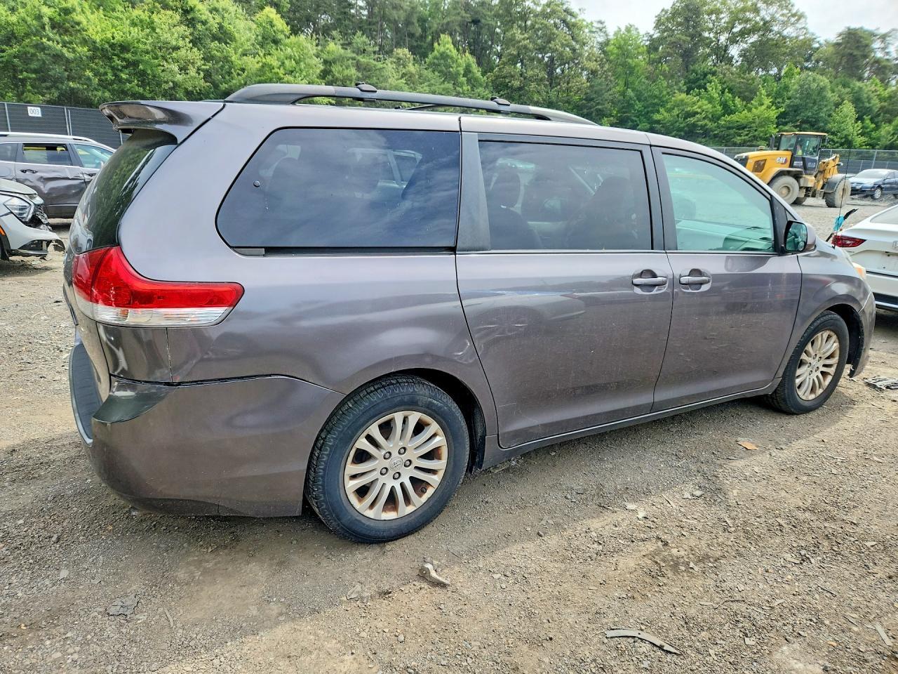 2013 Toyota Sienna Xle 8-Passenger - Image 3
