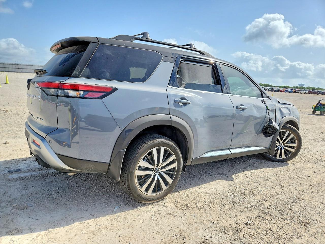 2025 Nissan Pathfinder Platinum - Image 3