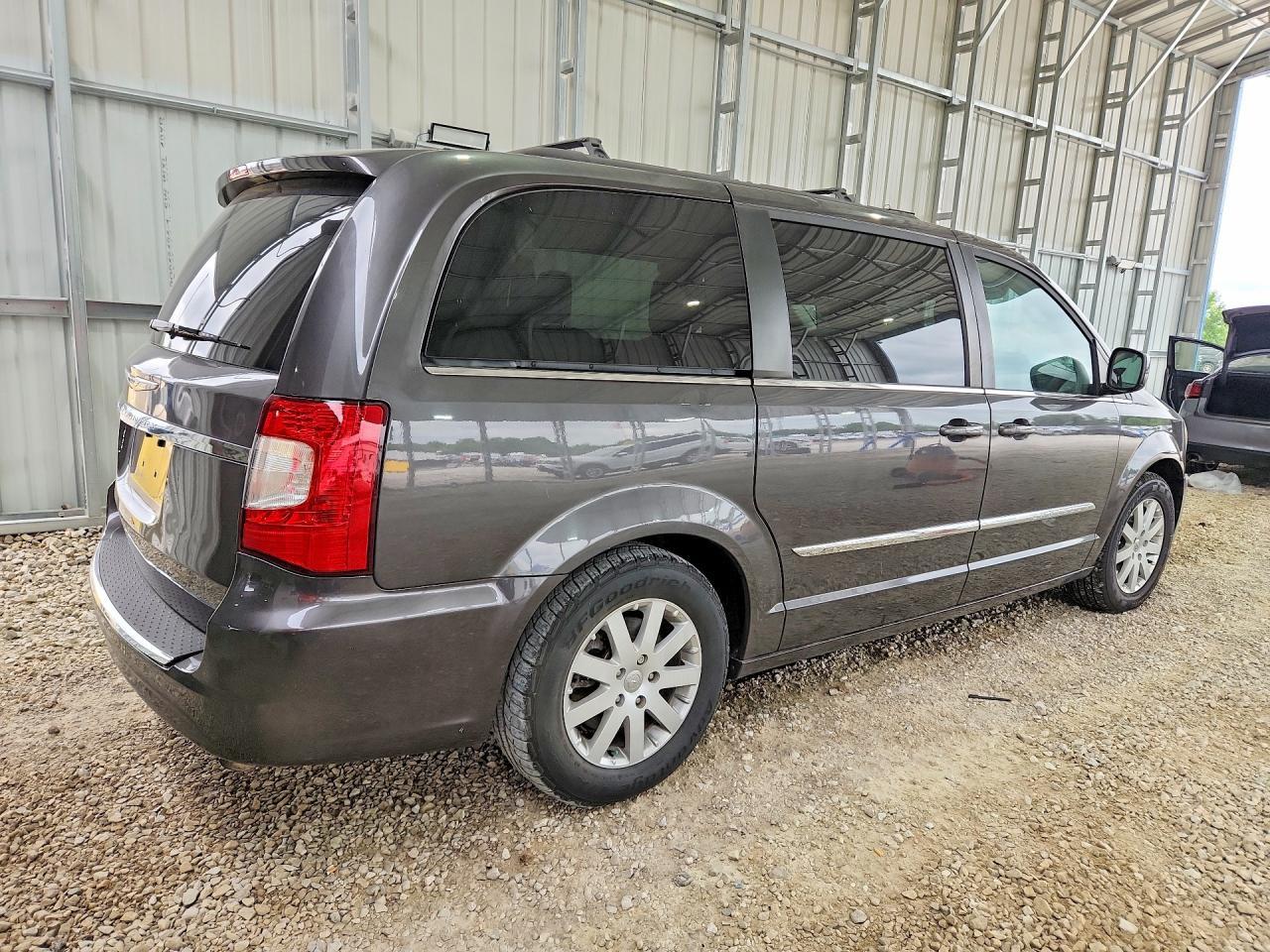 2015 Chrysler Town & Country Touring - Image 3