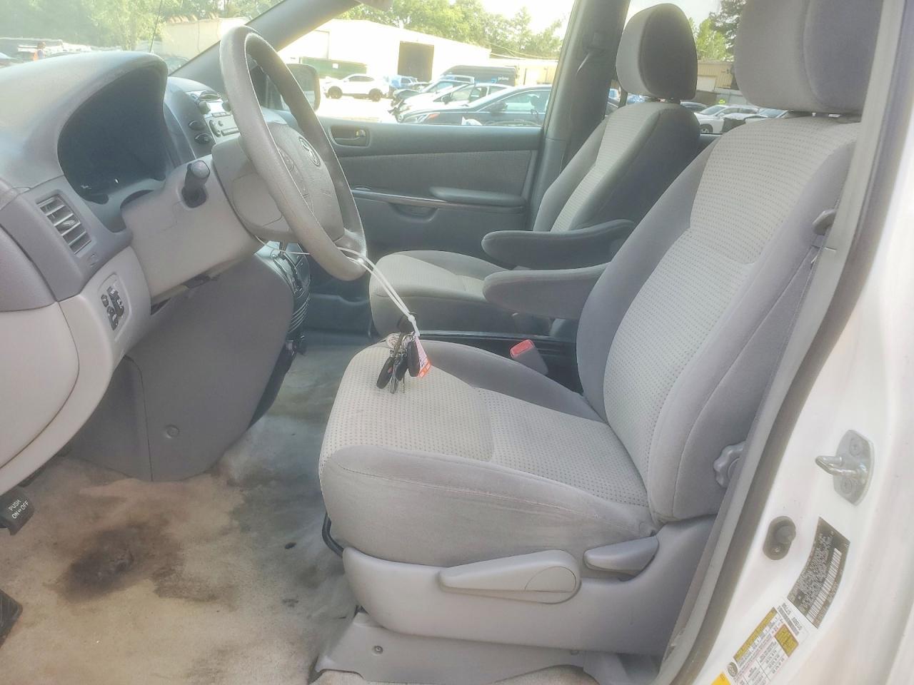 2010 Toyota Sienna Le 8-Passenger - Фото 7