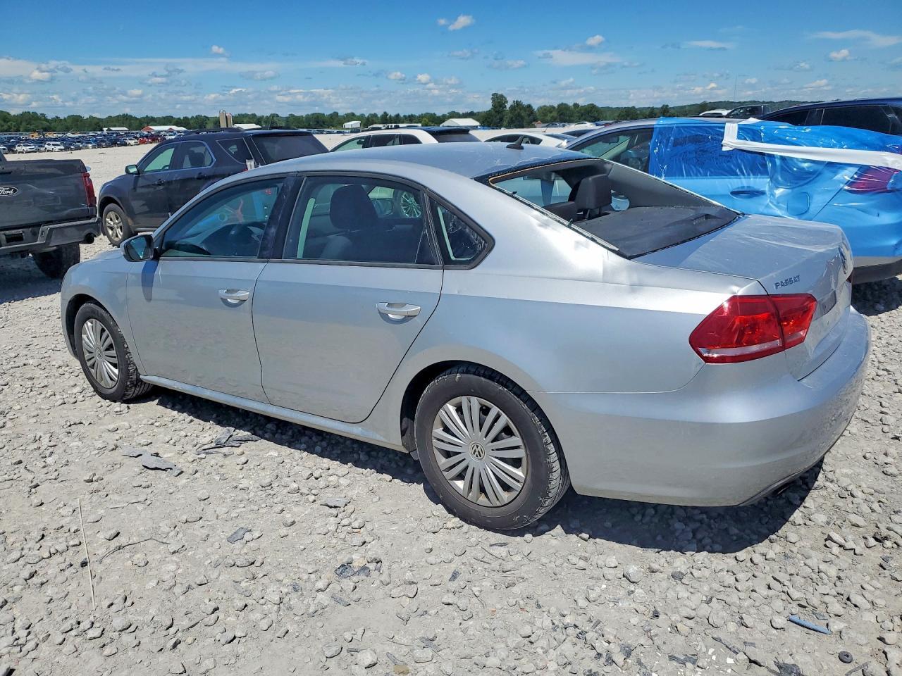 2014 Volkswagen Passat S - Фото 2