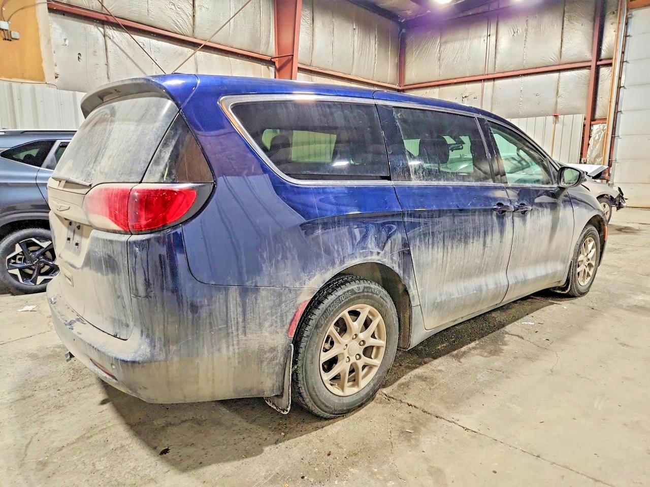 2020 Chrysler Voyager Lx - Фото 3