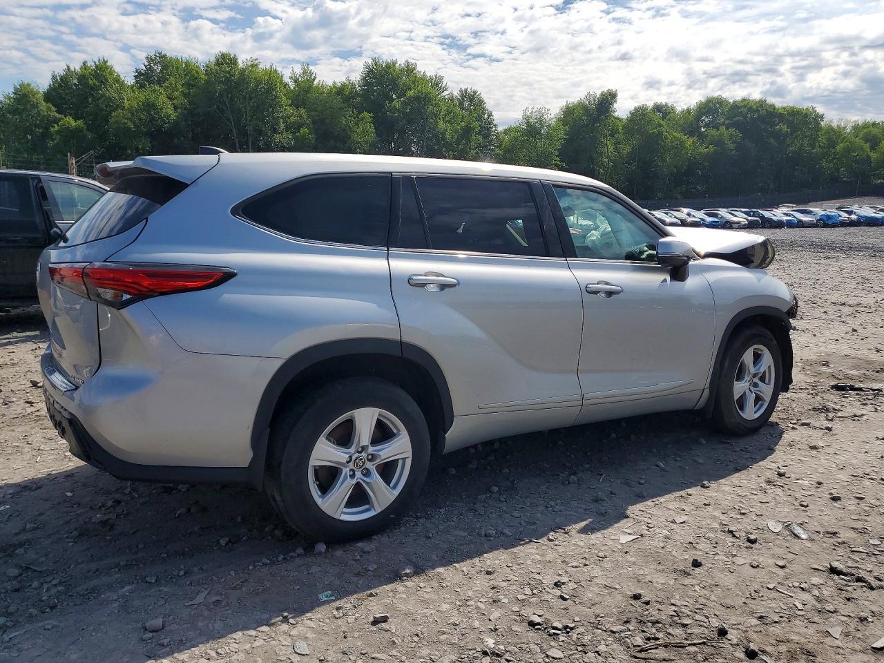 2022 Toyota Highlander Le - Image 3