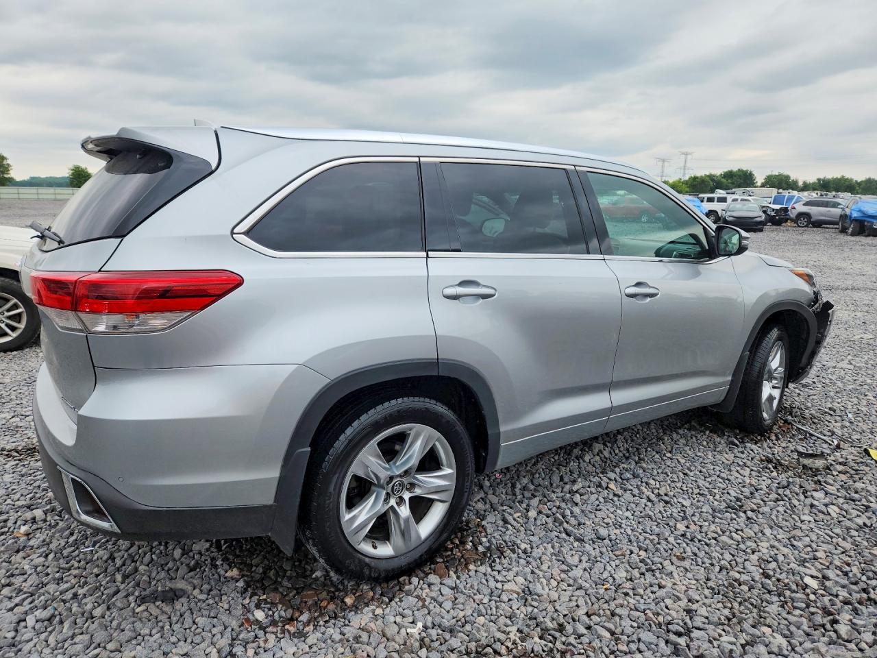 2017 Toyota Highlander Limited - Image 3