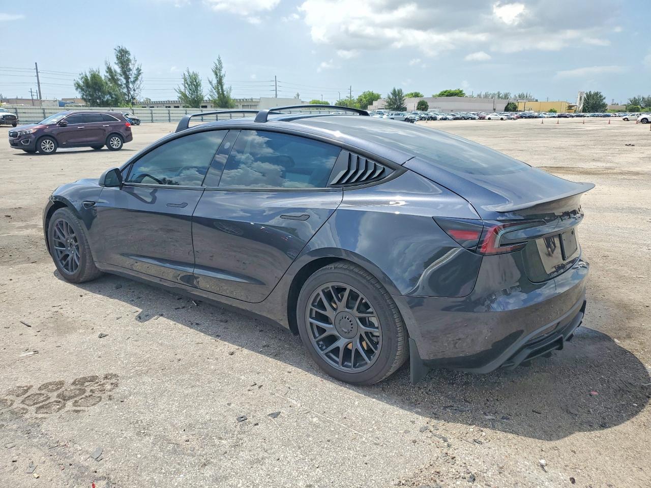2025 Tesla Model 3 - Фото 2